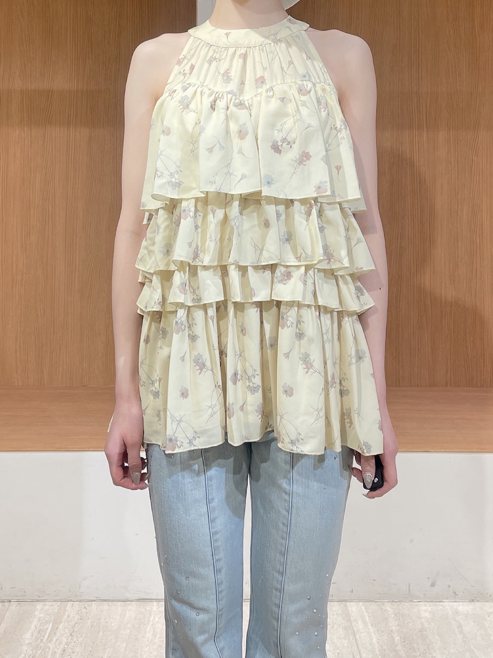 イエロー系のその他トップス、ブルー系のデニムパンツ、ホワイト系のサンダルを着用したレディースの春コーディネートの5枚目の写真