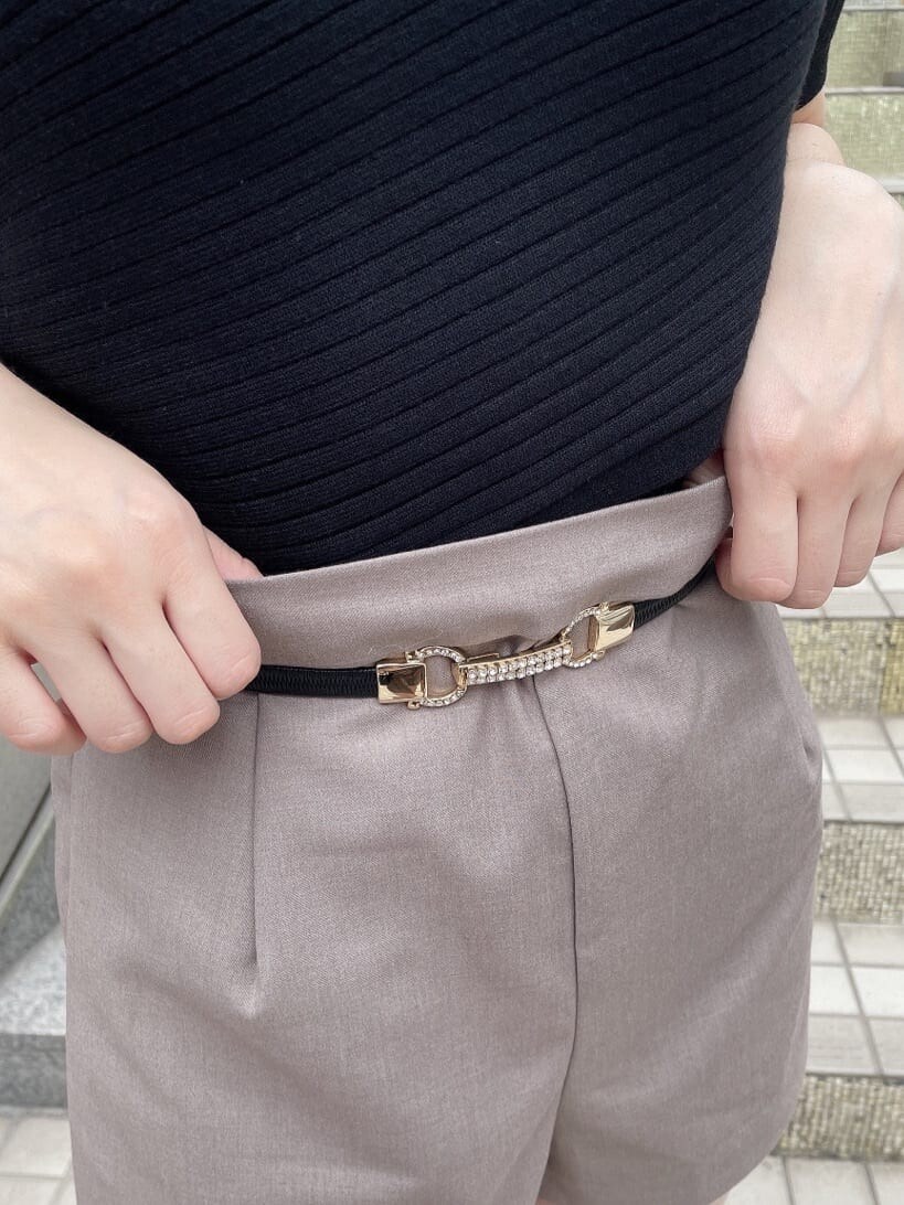 ベージュ系のテーラードジャケット、ブラック系のハンドバッグ、ベージュ系のその他パンツを着用したレディースの夏コーディネートの7枚目の写真