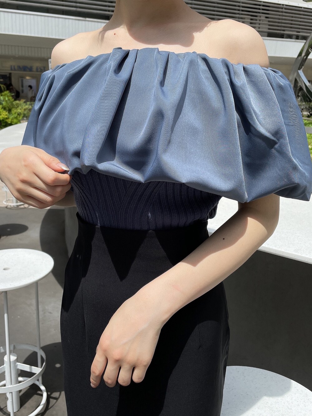 ブラック系のサンダル、ブルー系のニット/セーター、ブラック系のスカートを着用したレディースの春コーディネートの5枚目の写真