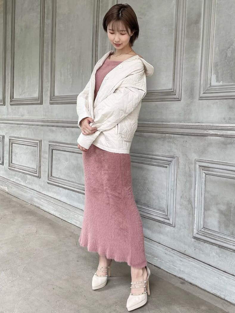 ホワイト系のブルゾン、ピンク系のワンピース、ベージュ系のパンプスを着用したレディースの秋コーディネートの4枚目の写真