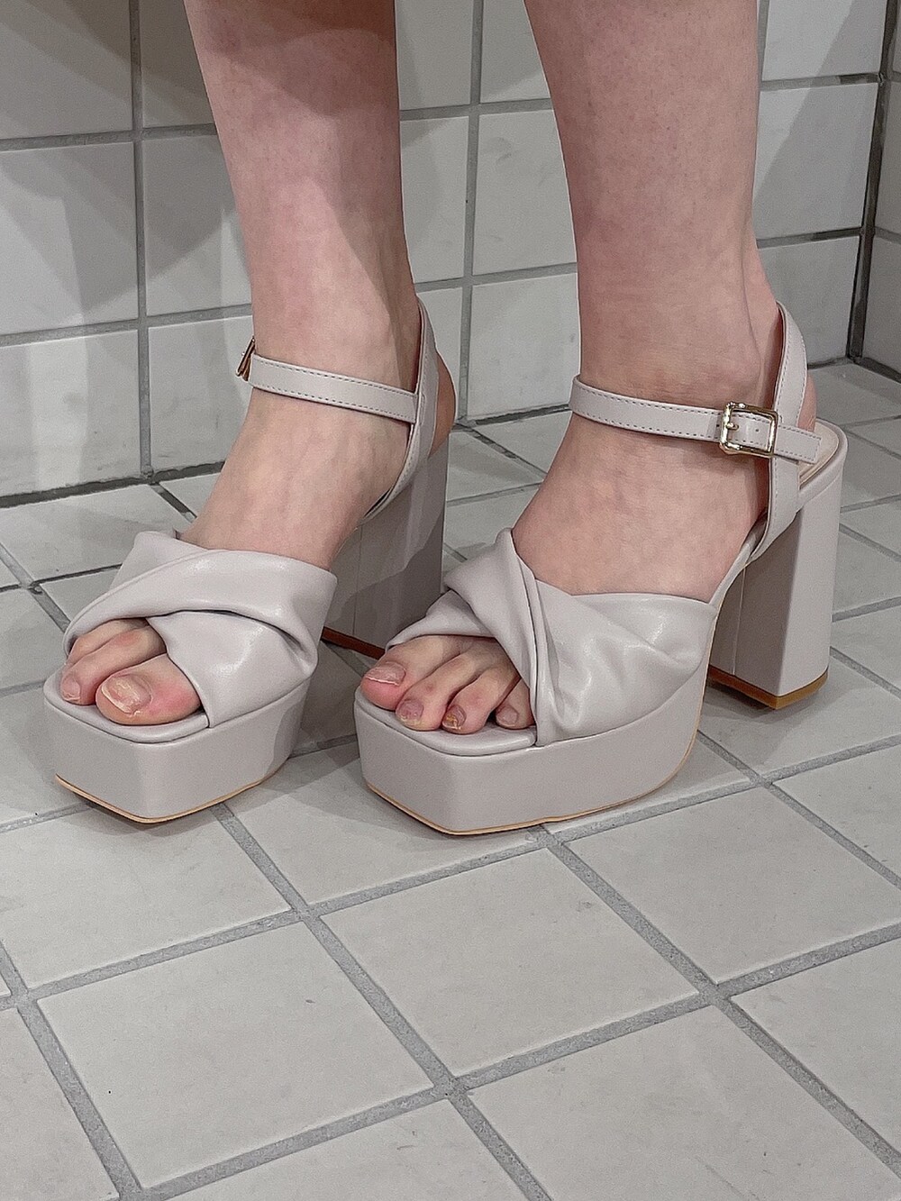 ホワイト系のワンピース、ベージュ系のサンダル、ベージュ系のシュシュを着用したレディースの春コーディネートの7枚目の写真