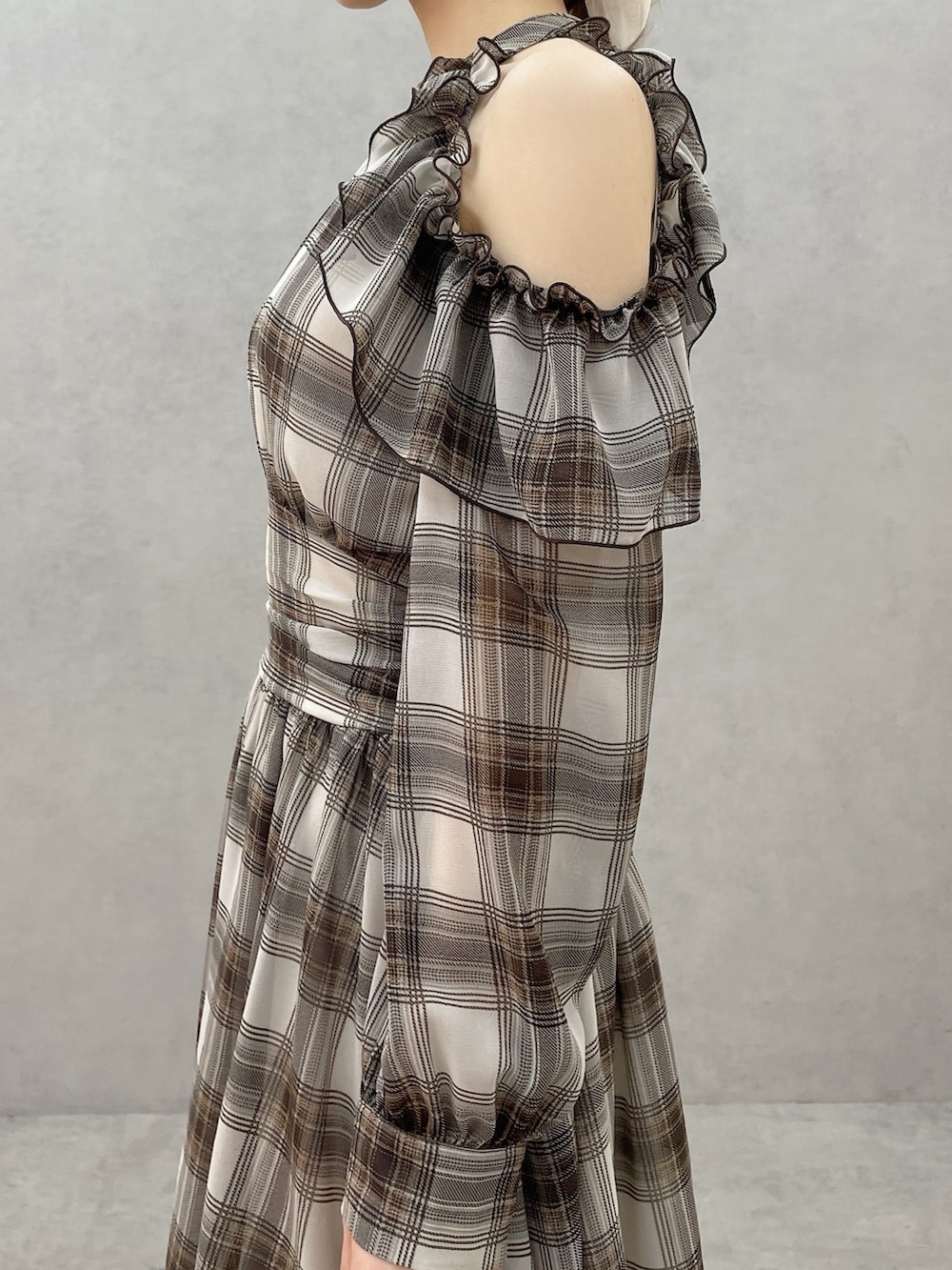 ブラウン系のワンピース、ホワイト系のブーツ、ホワイト系のバレッタ/ヘアクリップを着用したレディースの春コーディネートの8枚目の写真