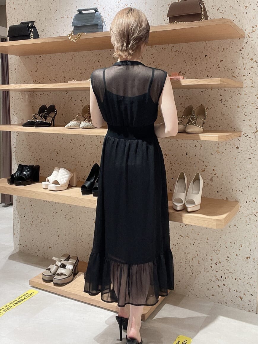 ブラック系のサンダル、ブラック系のワンピース、ゴールド系のネックレスを着用したレディースの夏コーディネートの2枚目の写真