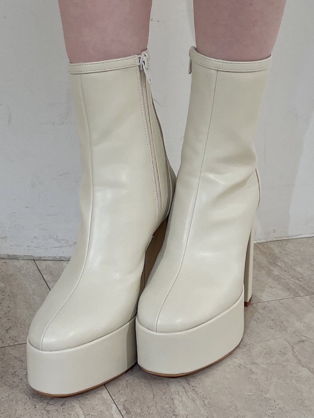 ブルー系のシャツ/ブラウス、ブルー系のデニムパンツ、ホワイト系のブーツを着用したレディースの冬コーディネートの7枚目の写真