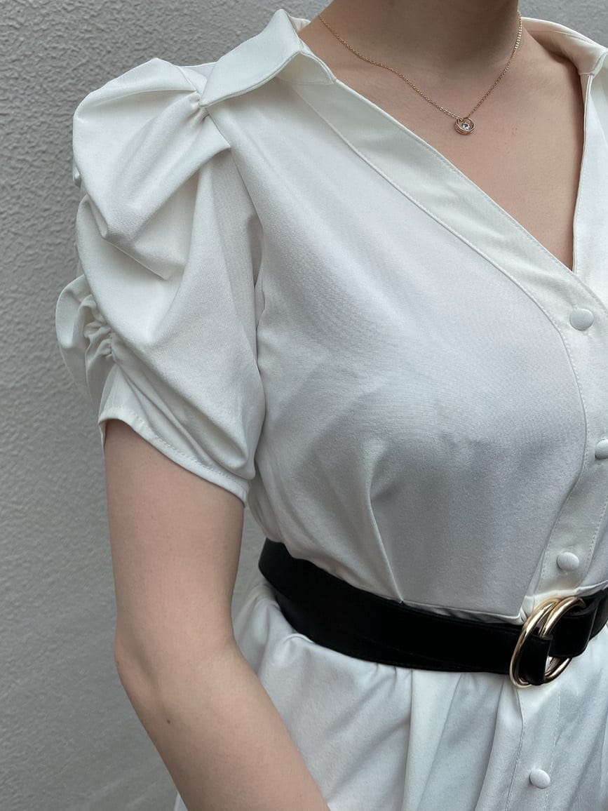 ホワイト系のサンダル、ベージュ系のハンドバッグ、ブルー系のデニムパンツを着用したレディースの夏コーディネートの5枚目の写真