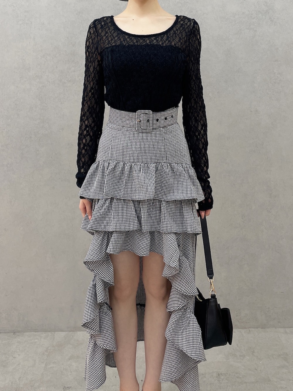 ブラック系のTシャツ/カットソー、その他のスカート、ブラック系のハンドバッグを着用したレディースの春コーディネートの4枚目の写真