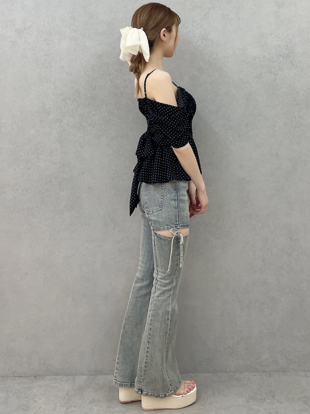 ブラック系のシャツ/ブラウス、ホワイト系のサンダル、ブルー系のデニムパンツを着用したレディースの春コーディネートの3枚目の写真