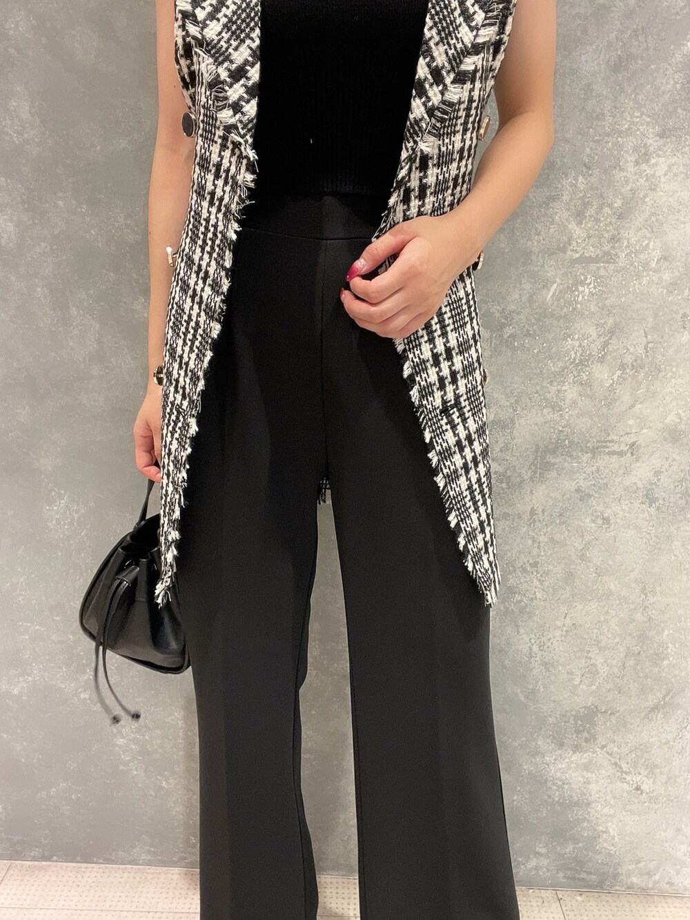 ブラック系のハンドバッグ、ブラック系のその他パンツ、ブラック系のワンピースを着用したレディースの夏コーディネートの9枚目の写真