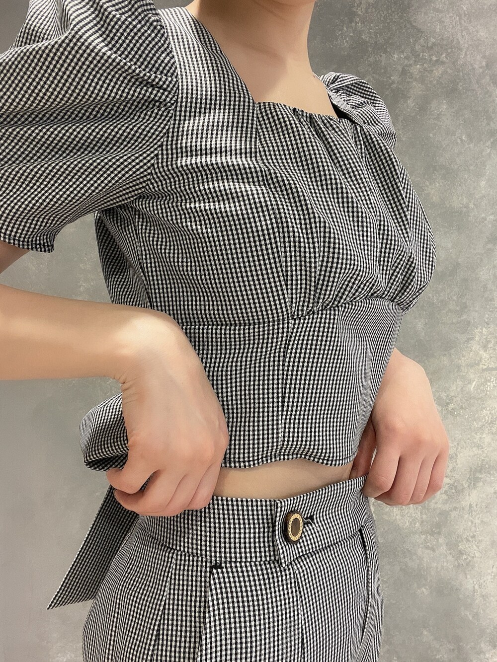 その他のシャツ/ブラウス、その他のその他パンツ、ホワイト系のサンダルを着用したレディースの春コーディネートの6枚目の写真