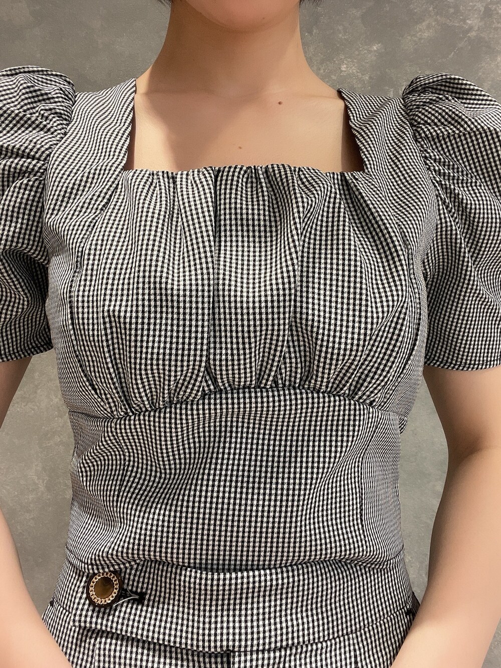 その他のシャツ/ブラウス、その他のその他パンツ、ホワイト系のサンダルを着用したレディースの春コーディネートの4枚目の写真