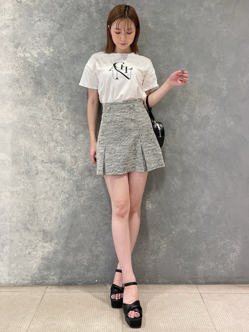 ブラック系のショルダーバッグ、ホワイト系のTシャツ/カットソー、ブラック系のその他パンツを着用したレディースの夏コーディネートの2枚目の写真