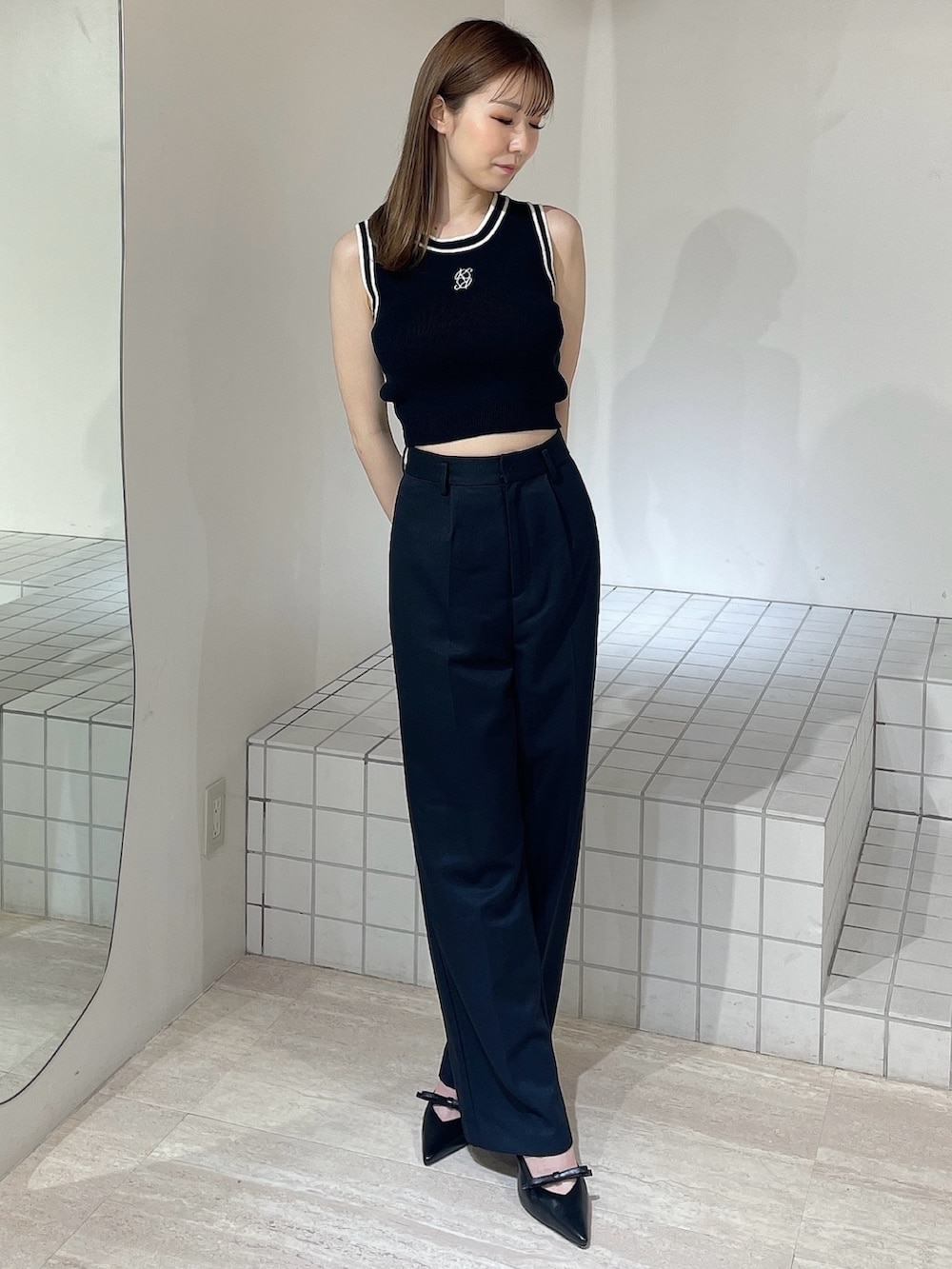 ブラック系のパンプス、ブラック系のタンクトップ、ブラック系のその他パンツを着用したレディースの夏コーディネートの2枚目の写真