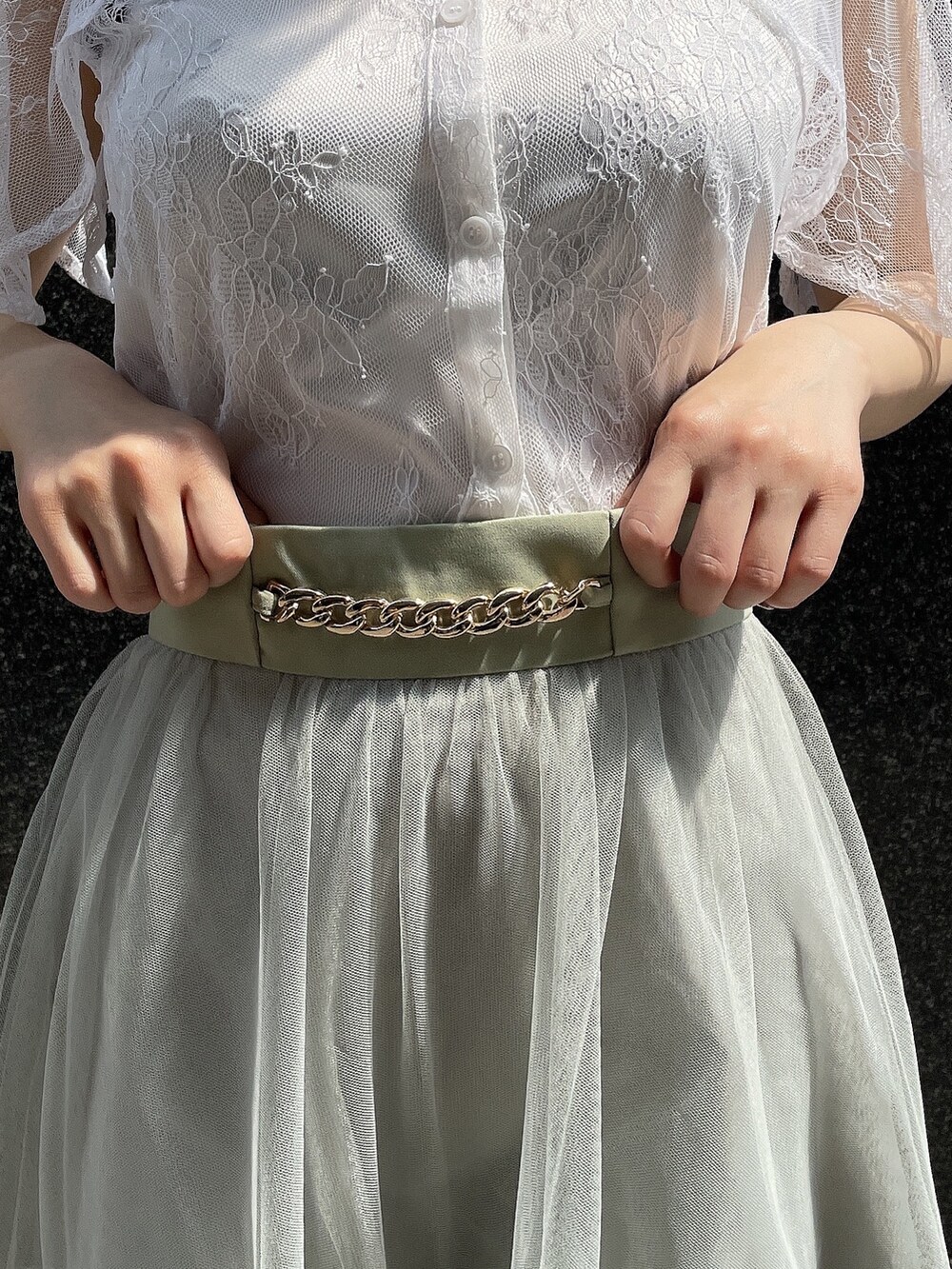 ホワイト系のシャツ/ブラウス、ホワイト系のサンダル、グリーン系のスカートを着用したレディースの春コーディネートの7枚目の写真