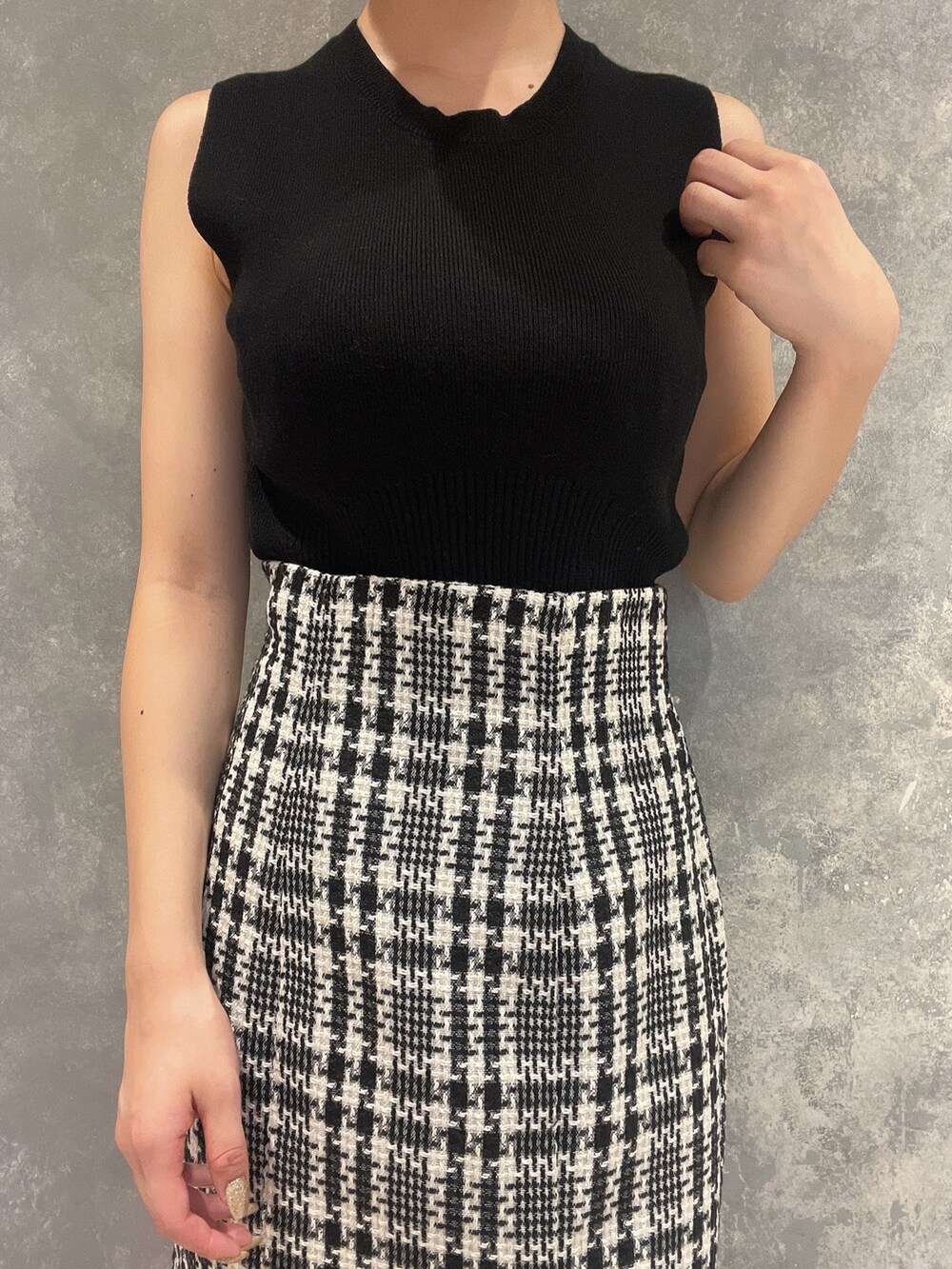 ブラック系のブーツ、ブラック系のスカート、ブラック系のテーラードジャケットを着用したレディースの夏コーディネートの7枚目の写真