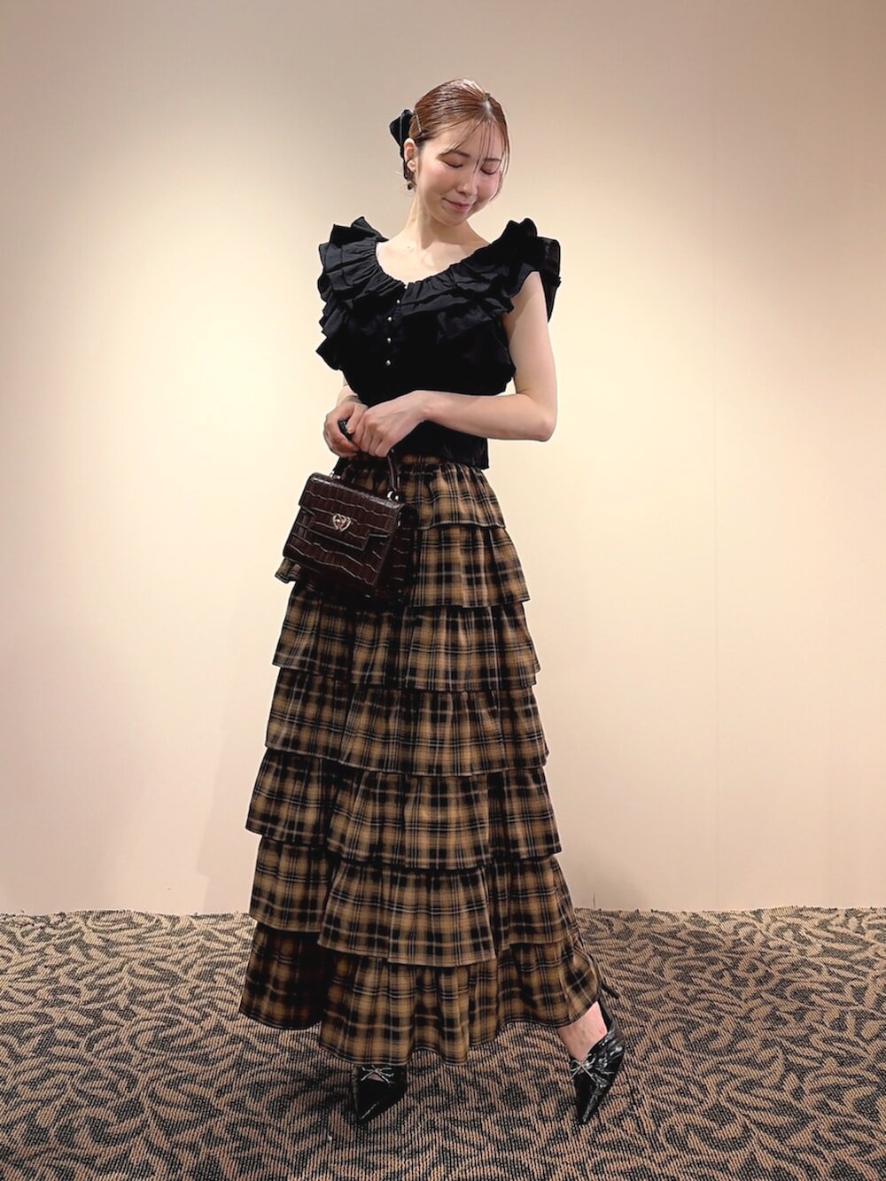 ブラック系のシャツ/ブラウス、イエロー系のスカート、ブラック系のバレッタ/ヘアクリップを着用したレディースの夏コーディネートの2枚目の写真