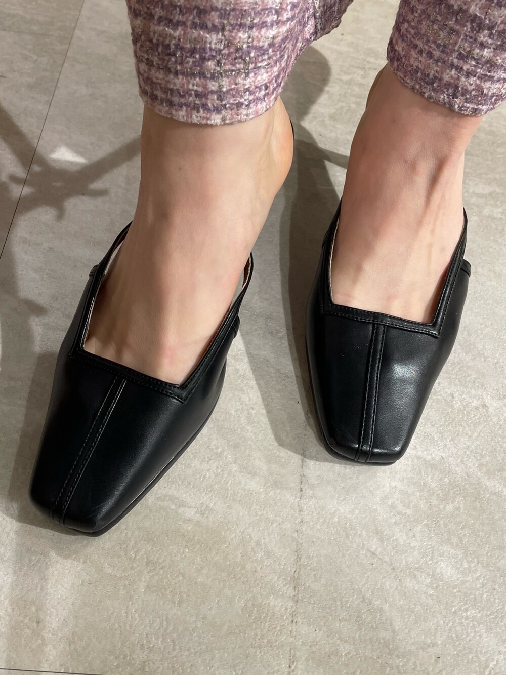 ブラック系のワンピース、ブラック系のパンプス、ブラウン系のベルトを着用したレディースの春コーディネートの9枚目の写真