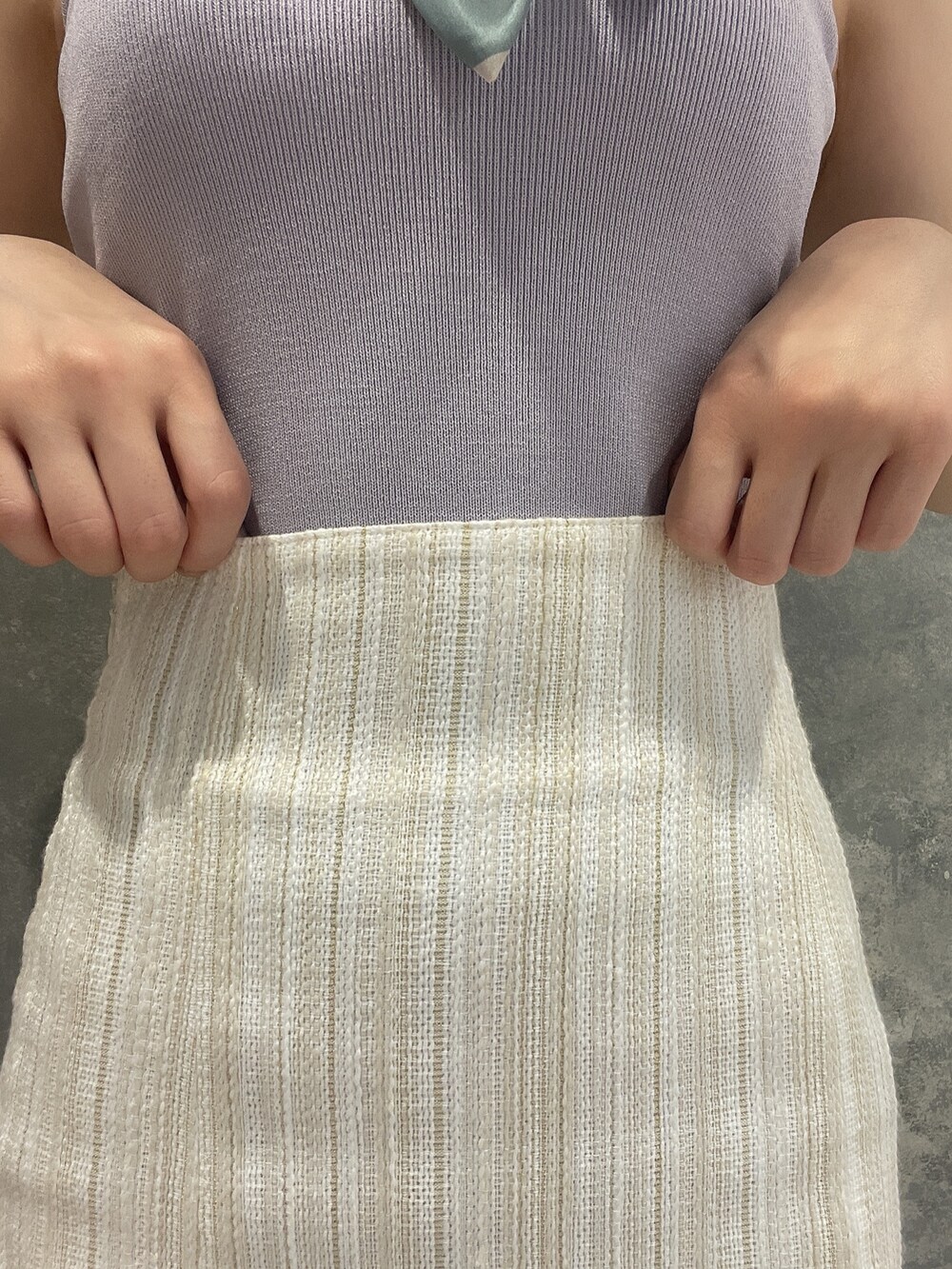 ホワイト系のサンダル、ホワイト系のスカート、パープル系のタンクトップを着用したレディースの夏コーディネートの5枚目の写真