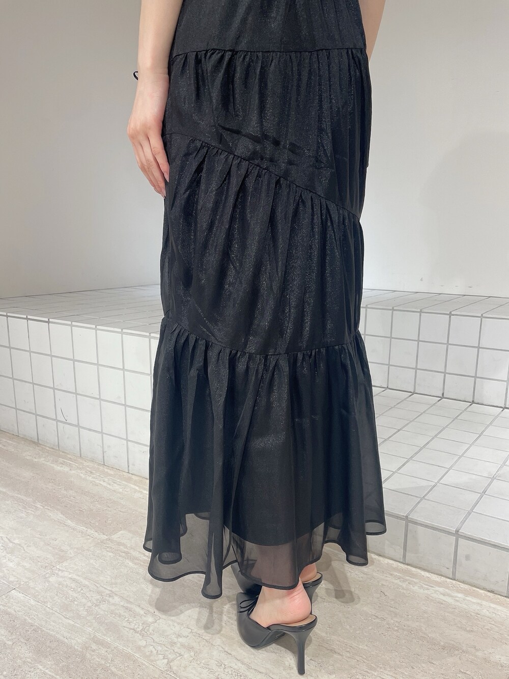 その他のTシャツ/カットソー、ブラック系のスカート、ブラック系のパンプスを着用したレディースの夏コーディネートの5枚目の写真