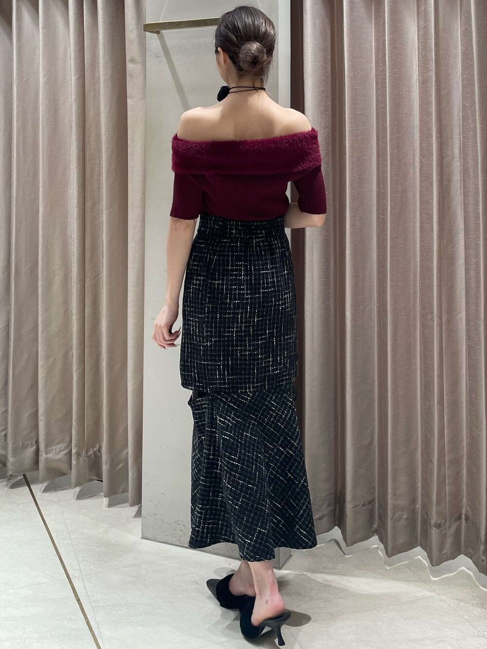 レッド系のニット/セーター、ブラック系のスカート、ブラック系のパンプスを着用したレディースの夏コーディネートの3枚目の写真