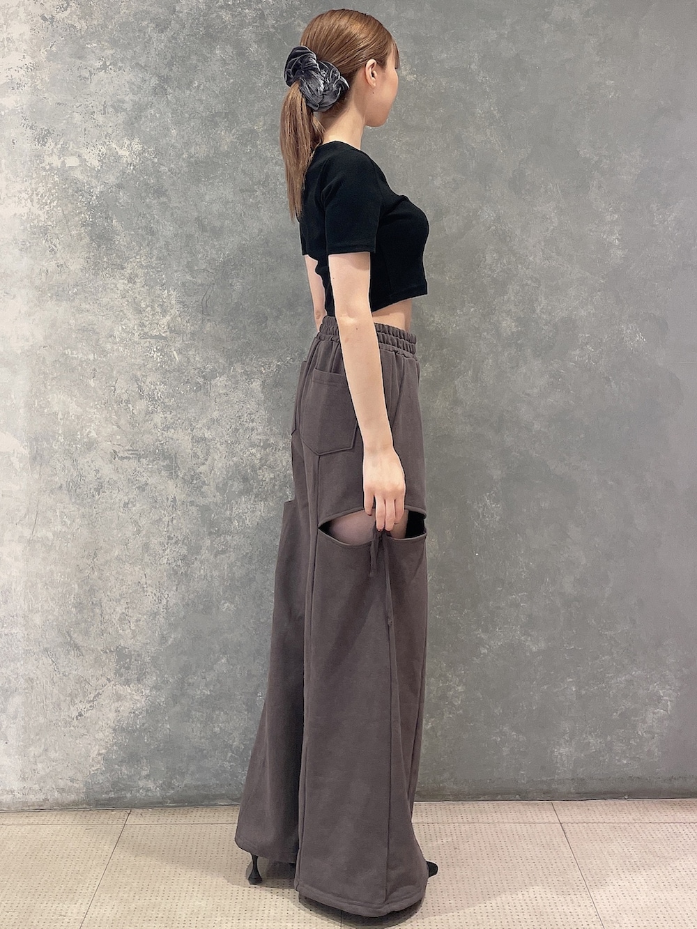 ブラック系のTシャツ/カットソー、グレー系のその他パンツ、ブラック系のパンプスを着用したレディースの夏コーディネートの2枚目の写真