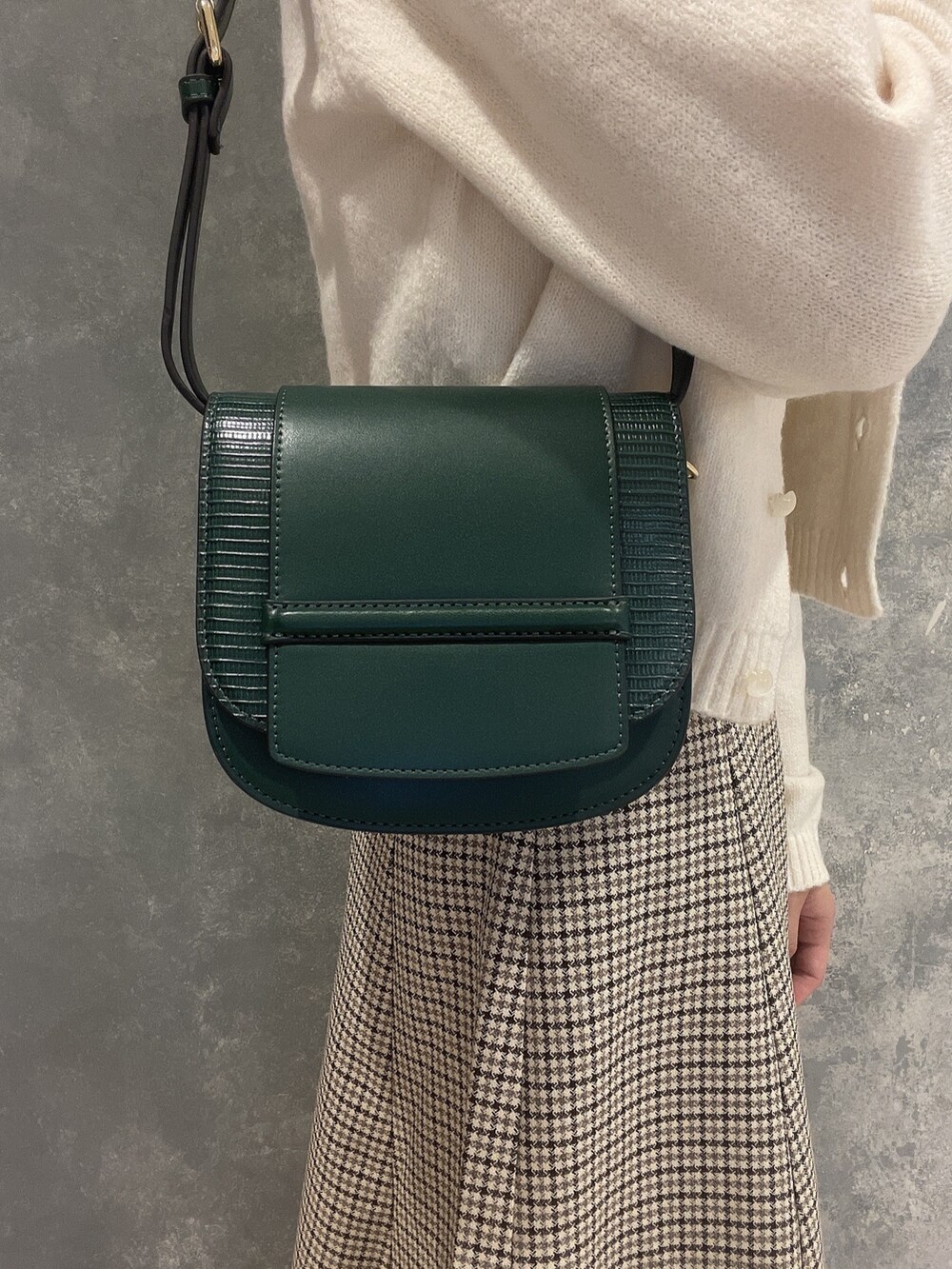 ホワイト系のカーディガン/ボレロ、グリーン系のショルダーバッグ、ベージュ系のブーツを着用したレディースの秋コーディネートの8枚目の写真