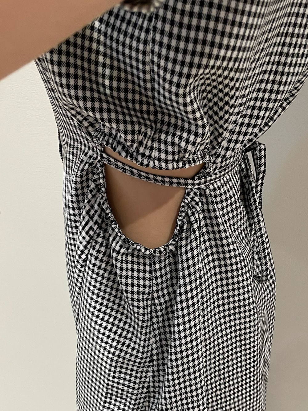 その他のワンピース、ブラック系のパンプスを着用したレディースの春コーディネートの7枚目の写真