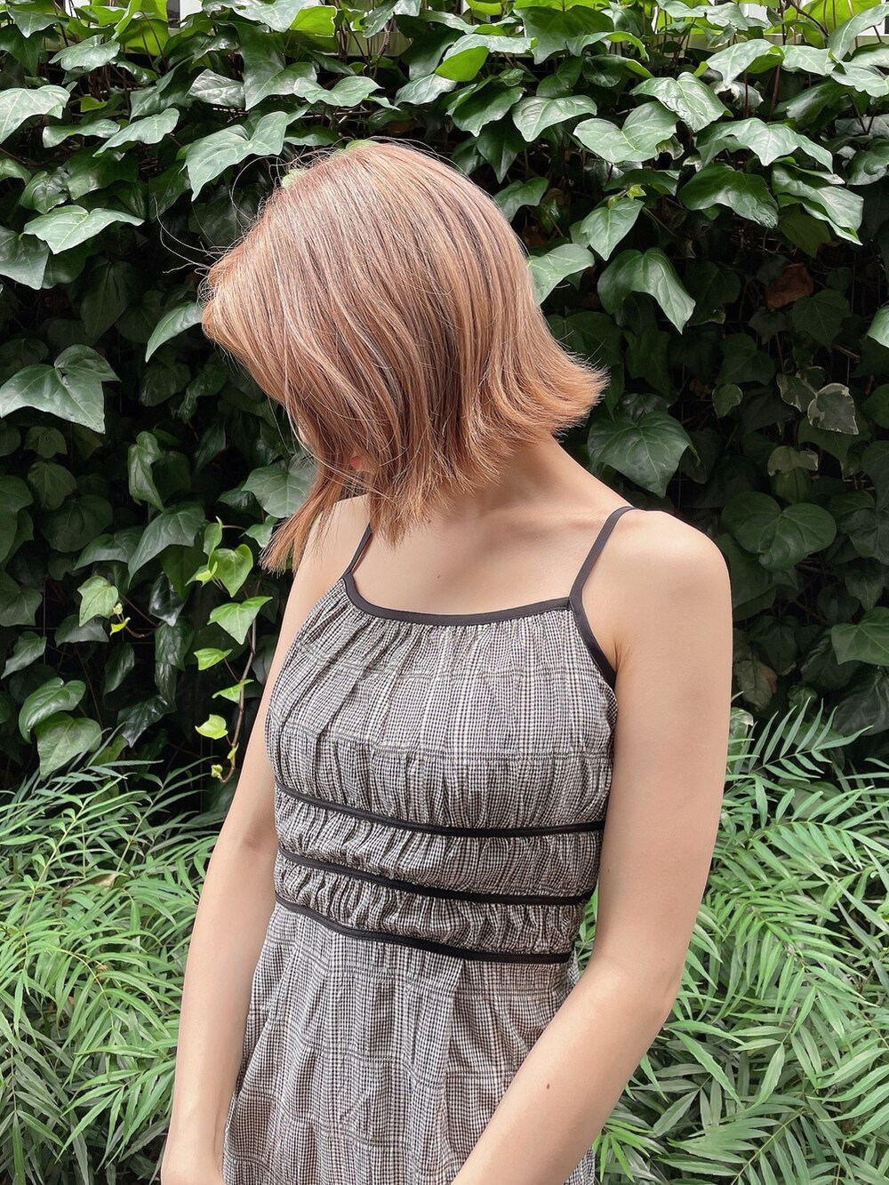 その他のつなぎ/オールインワン、ブラック系のハンドバッグ、ホワイト系のサンダルを着用したレディースの夏コーディネートの6枚目の写真