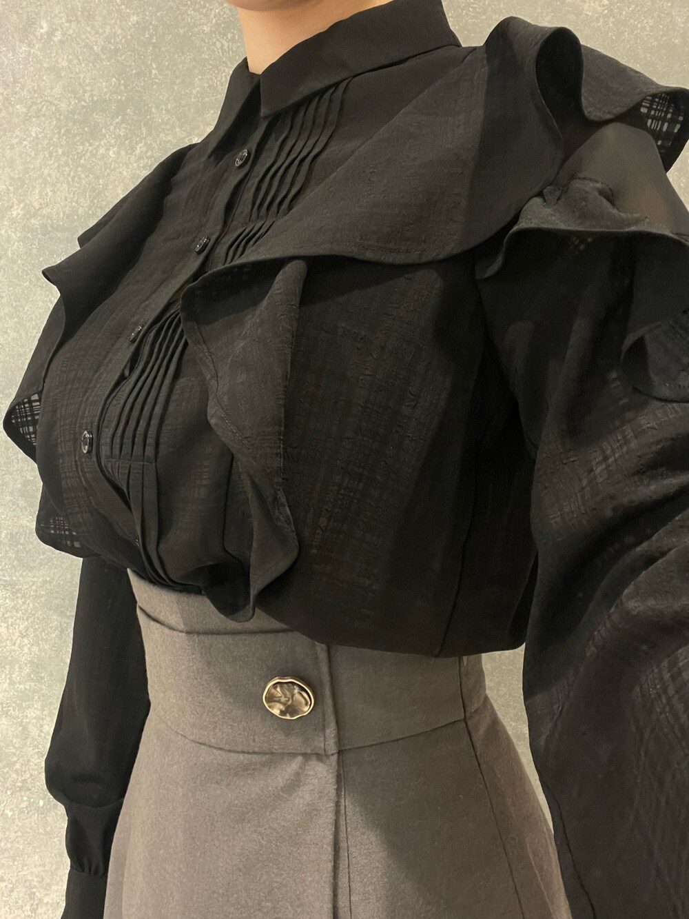ブラック系のブーツ、グレー系のその他パンツ、ブラック系のシャツ/ブラウスを着用したレディースの夏コーディネートの6枚目の写真