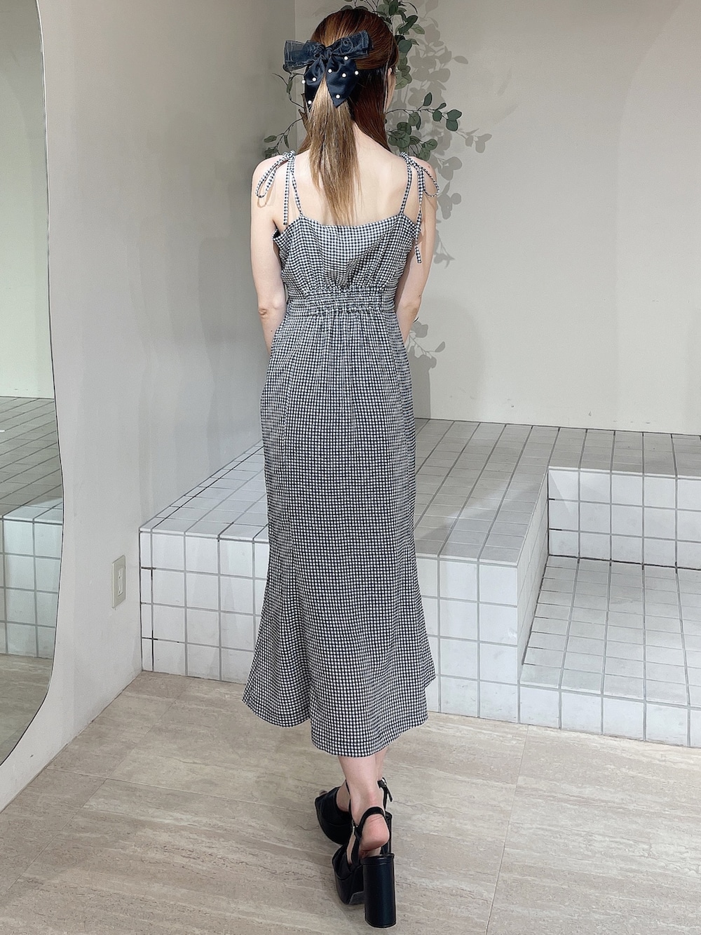その他のワンピース、ブラック系のサンダル、ブラック系のバレッタ/ヘアクリップを着用したレディースの夏コーディネートの3枚目の写真