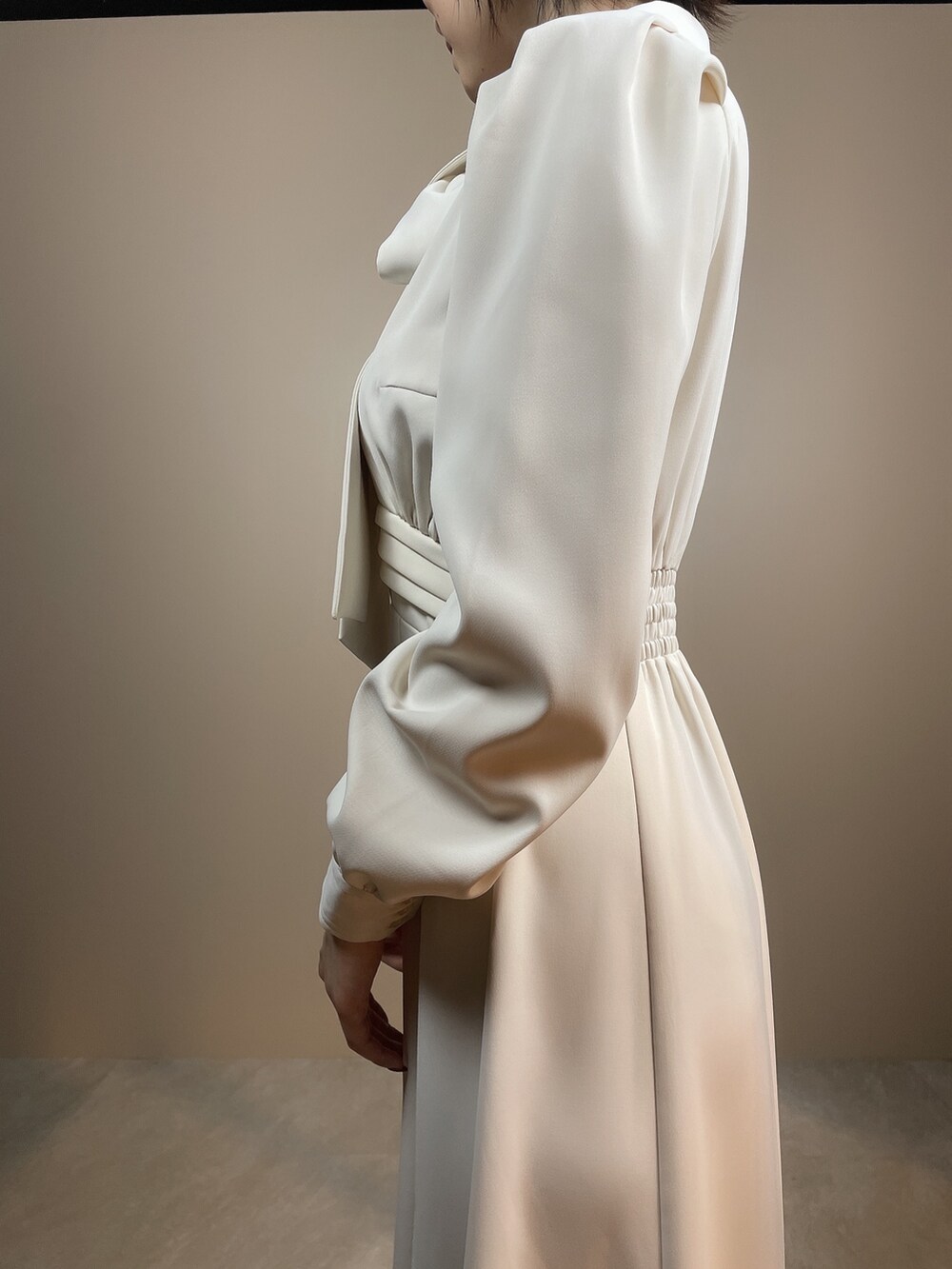 ホワイト系のシャツワンピース、ベージュ系のサンダルを着用したレディースの夏コーディネートの8枚目の写真