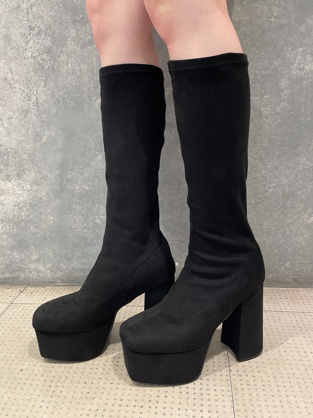 ブラック系のワンピース、その他のブーツを着用したレディースの秋コーディネートの6枚目の写真