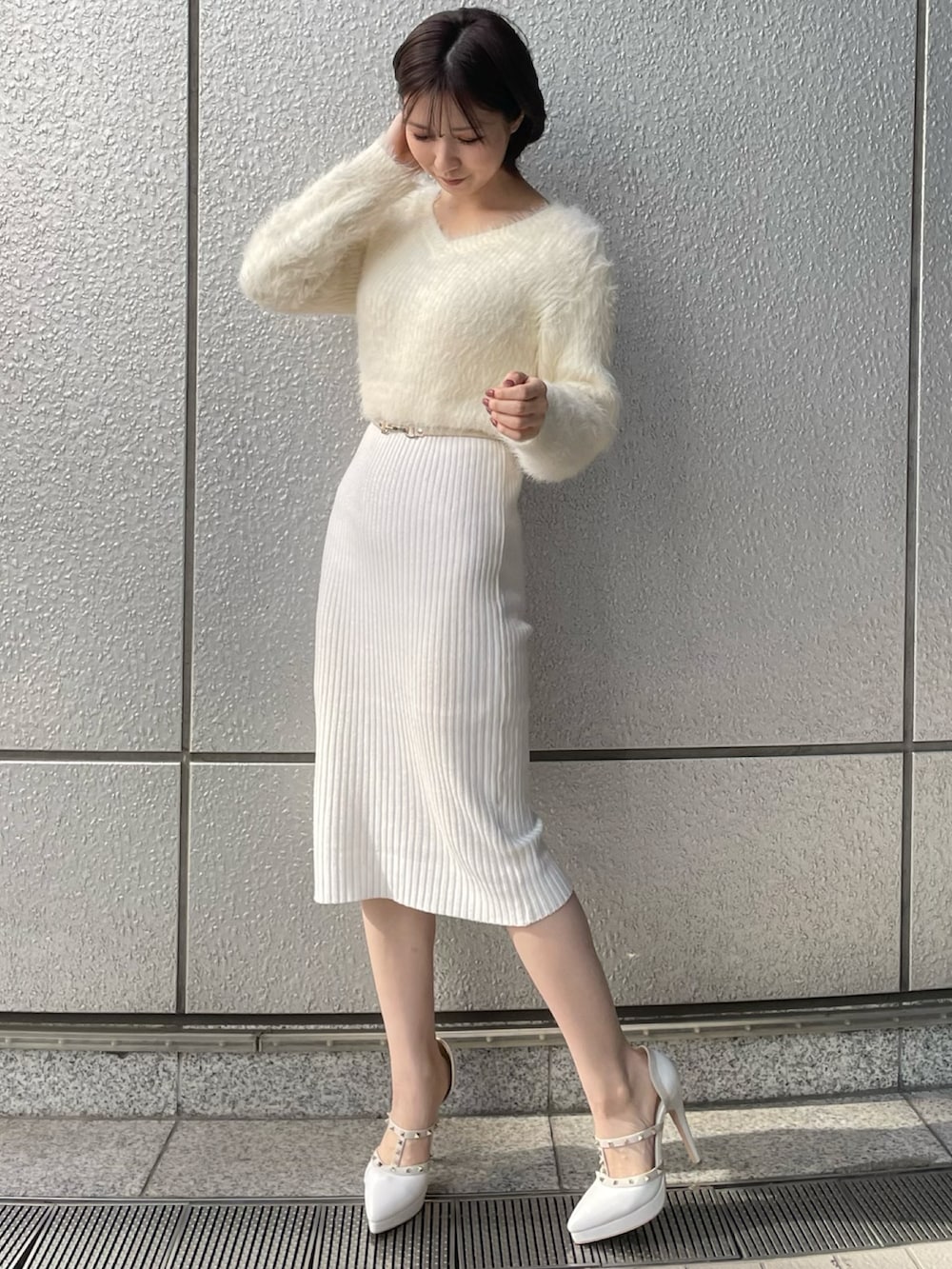 ブルー系のその他アウター、ホワイト系のワンピースを着用したレディースの秋コーディネートの5枚目の写真