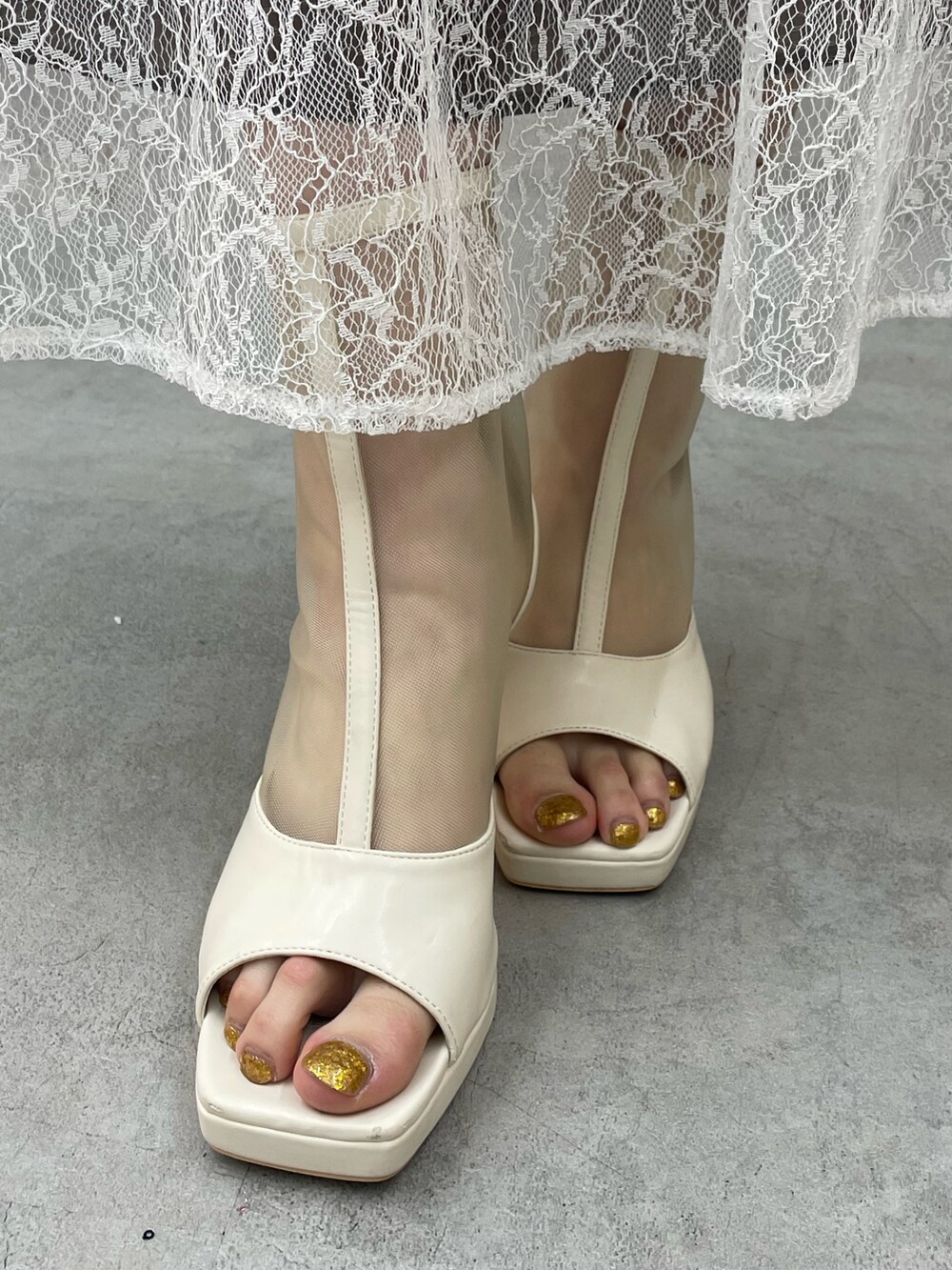 ブルー系のデニムジャケット、ブルー系のワンピース、ホワイト系のハンドバッグを着用したレディースの春コーディネートの8枚目の写真