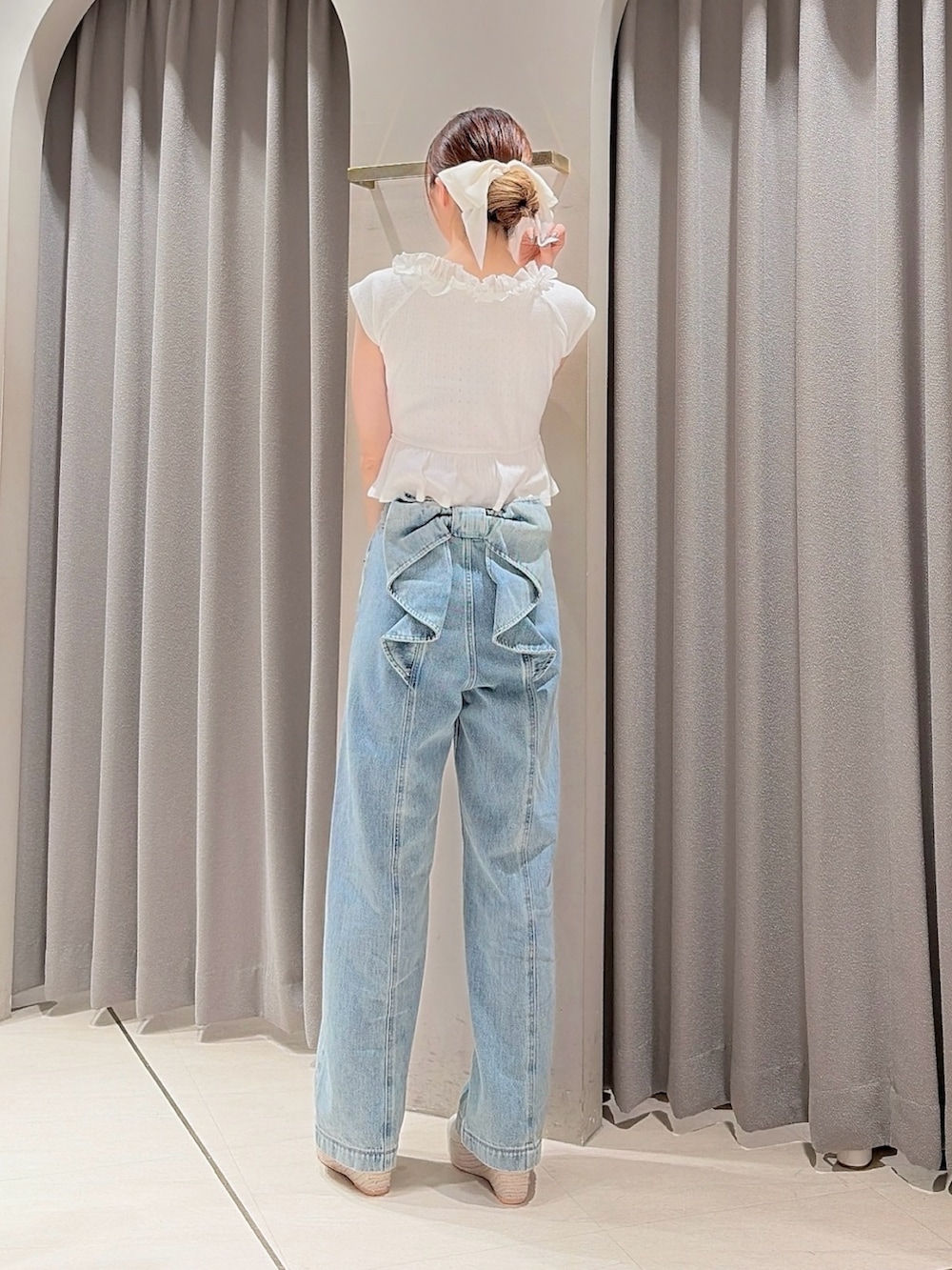 ホワイト系のTシャツ/カットソー、ブルー系のデニムパンツ、ベージュ系のサンダルを着用したレディースの夏コーディネートの3枚目の写真