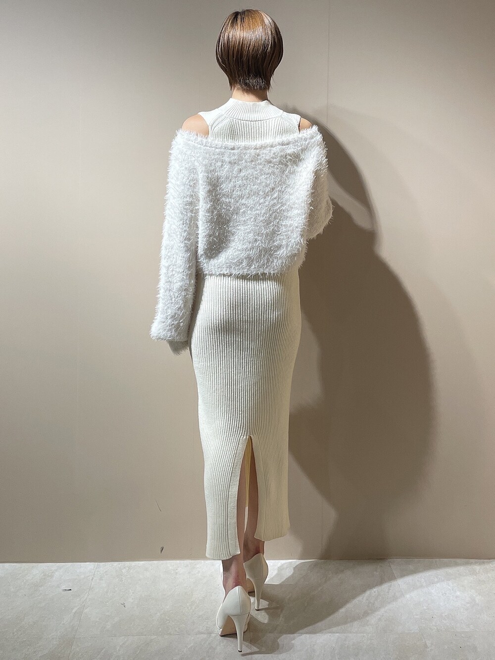 ホワイト系のワンピース、ホワイト系のダウンジャケット/コート、ホワイト系のパンプスを着用したレディースの秋コーディネートの4枚目の写真