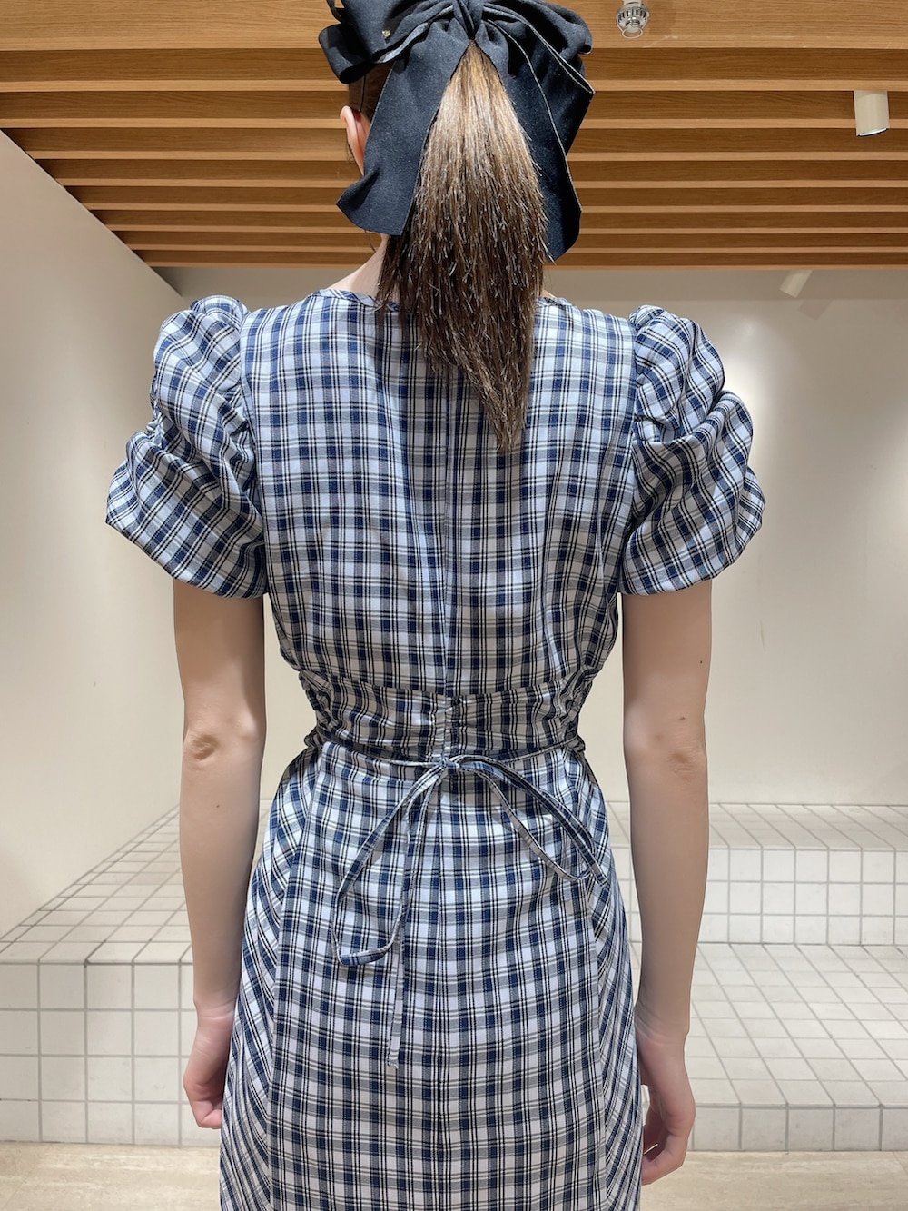 ブルー系のワンピース、ブラック系のサンダル、ブラック系のバレッタ/ヘアクリップを着用したレディースの春コーディネートの6枚目の写真