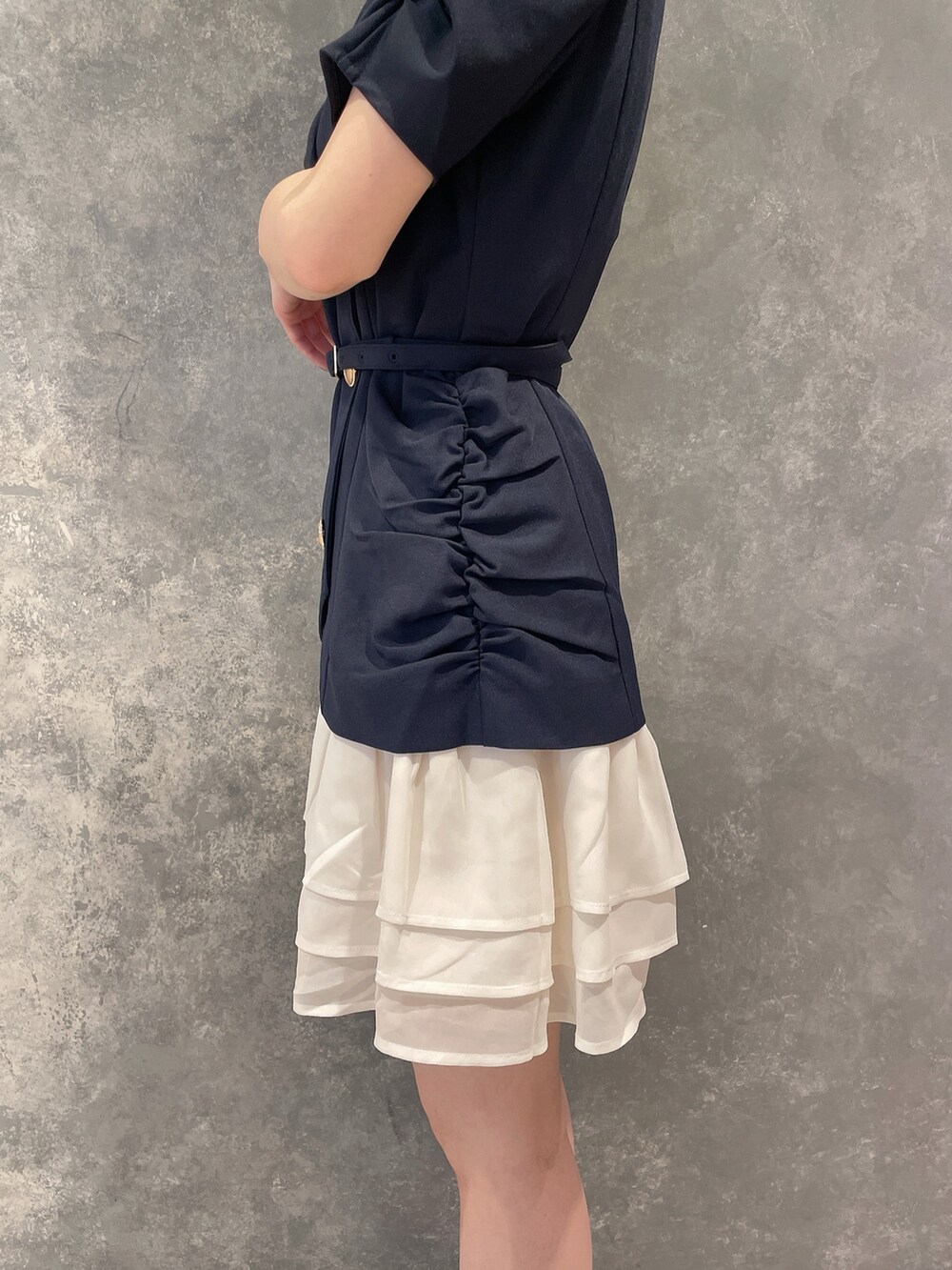 ブルー系のワンピース、ホワイト系のサンダル、グレー系のシュシュを着用したレディースの夏コーディネートの6枚目の写真