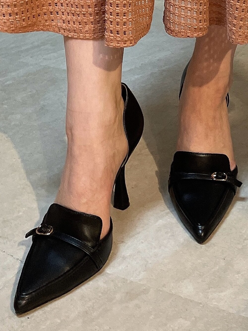 ブルー系のワンピース、ブラック系のパンプス、ブラック系のハンドバッグを着用したレディースの冬コーディネートの9枚目の写真