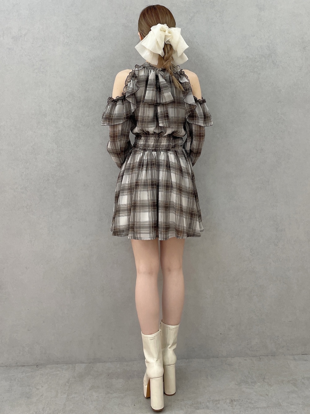 ブラウン系のワンピース、ホワイト系のブーツ、ホワイト系のバレッタ/ヘアクリップを着用したレディースの春コーディネートの5枚目の写真