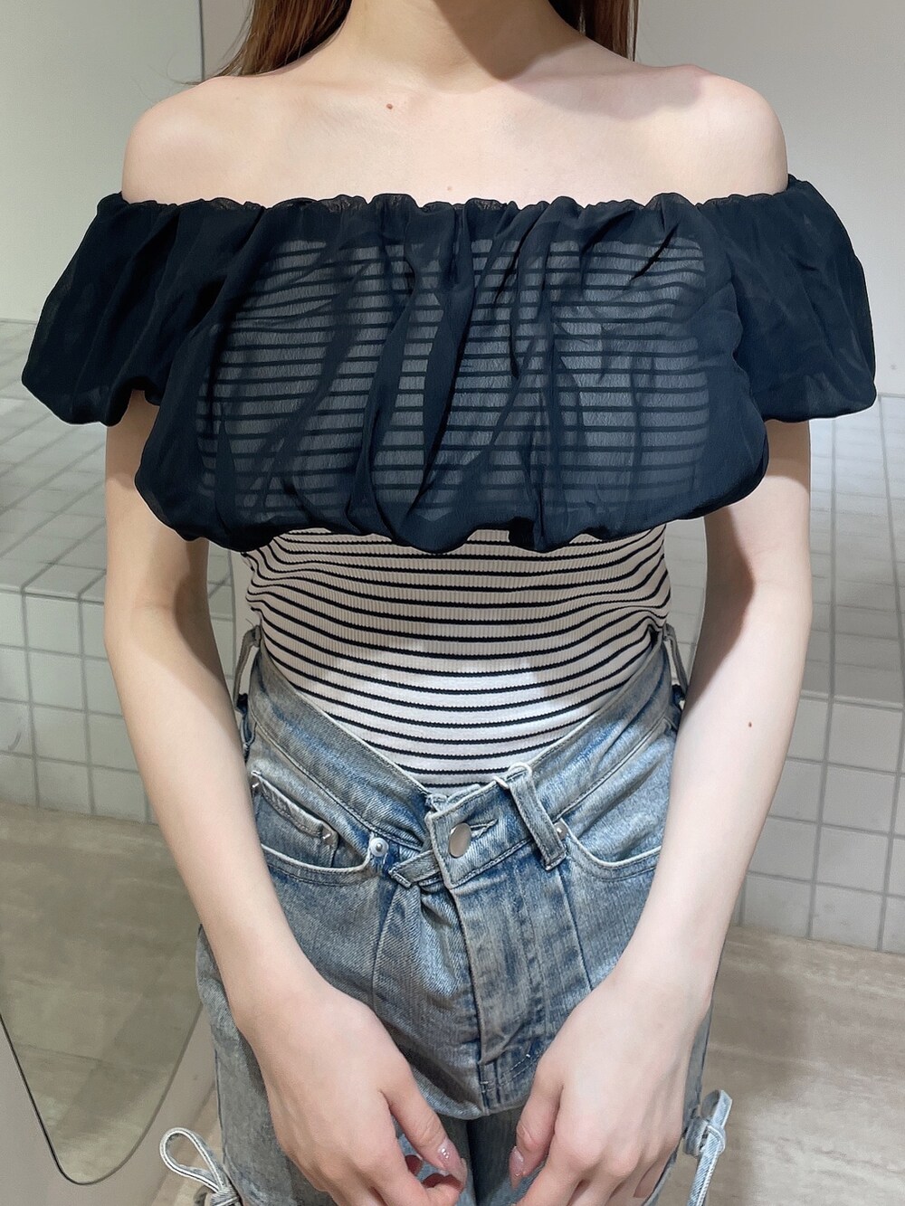 その他のTシャツ/カットソー、ブルー系のデニムパンツ、レッド系のサンダルを着用したレディースの夏コーディネートの5枚目の写真