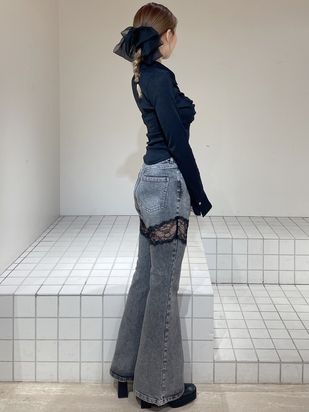 ブラック系のブーツ、グレー系のデニムパンツ、ブラック系のTシャツ/カットソーを着用したレディースの春コーディネートの2枚目の写真