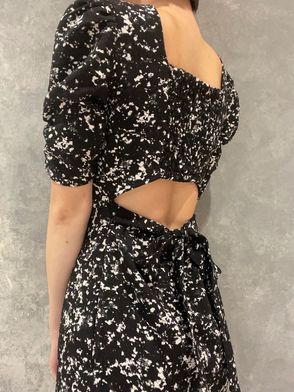 その他のワンピース、ブラック系のサンダルを着用したレディースの夏コーディネートの7枚目の写真