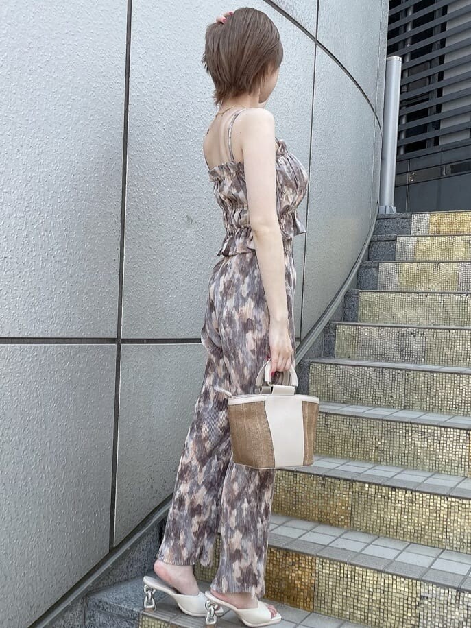 ベージュ系のハンドバッグ、ホワイト系のサンダル、ブルー系のその他パンツを着用したレディースの夏コーディネートの2枚目の写真