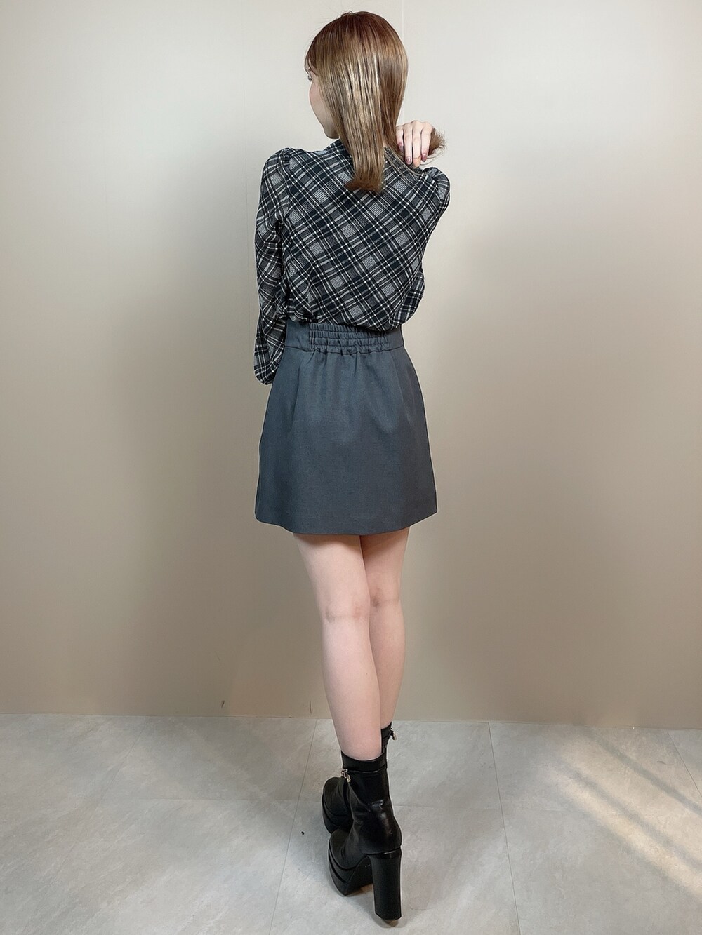 その他のシャツ/ブラウス、グレー系のスカート、ブラック系のブーツを着用したレディースの冬コーディネートの4枚目の写真