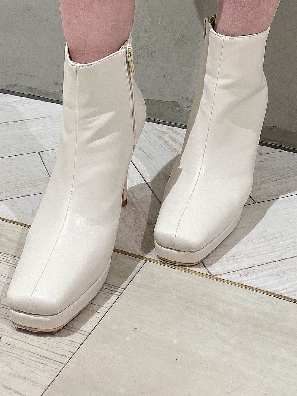 ホワイト系のブーツ、ホワイト系のワンピースを着用したレディースの冬コーディネートの8枚目の写真