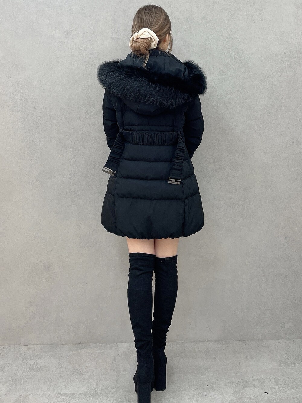 ブラック系のスウェット、ブラック系のブーツ、ブラック系のその他パンツを着用したレディースの秋コーディネートの6枚目の写真