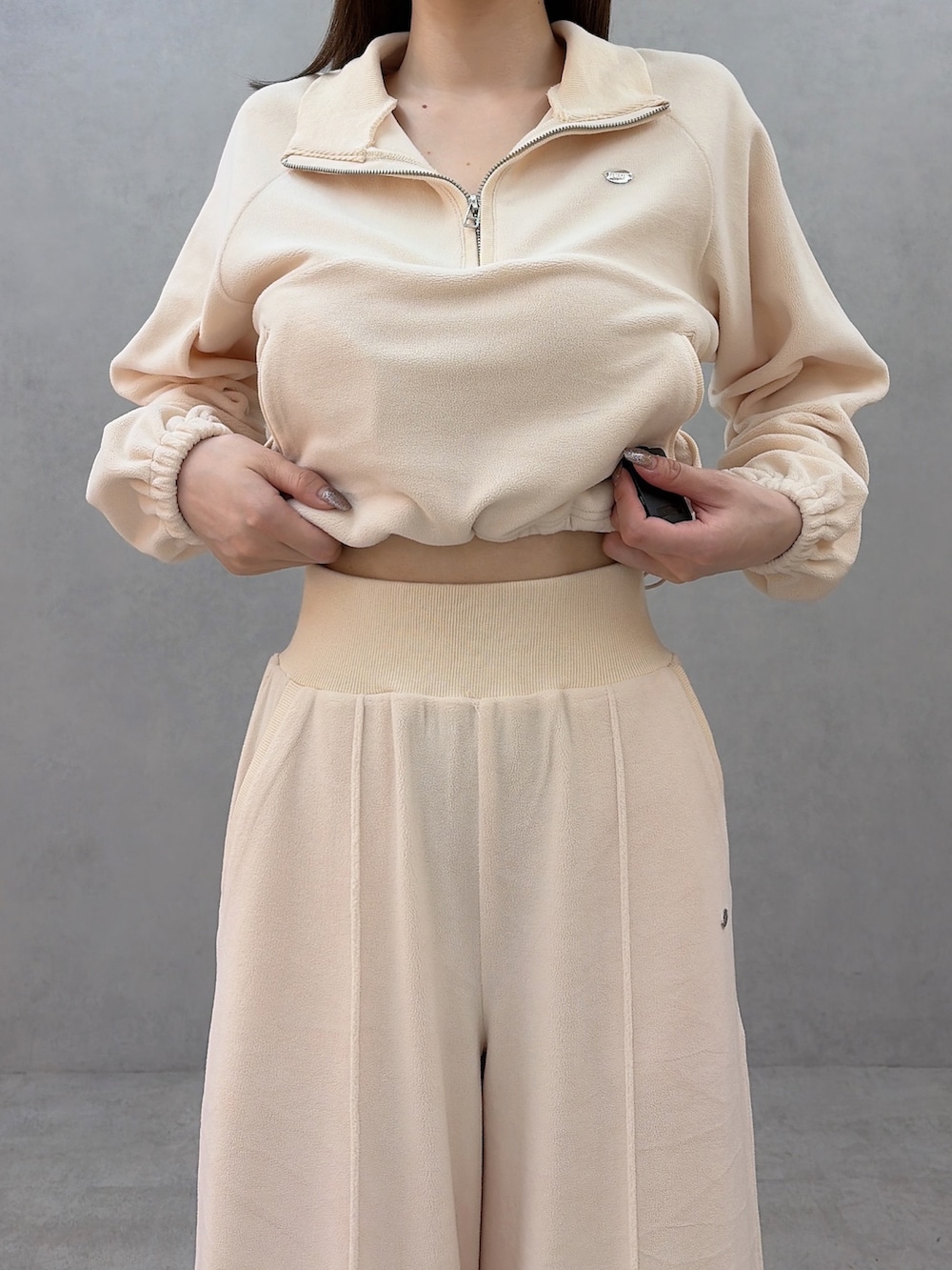 ホワイト系のTシャツ/カットソー、ホワイト系のその他シューズ、ホワイト系のその他パンツを着用したレディースの秋コーディネートの5枚目の写真