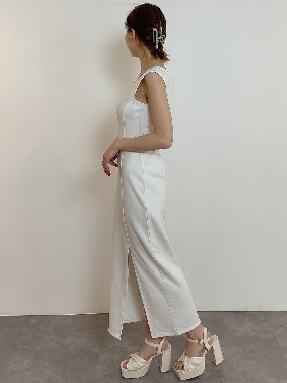 ホワイト系のワンピース、ホワイト系のサンダルを着用したレディースの春コーディネートの4枚目の写真