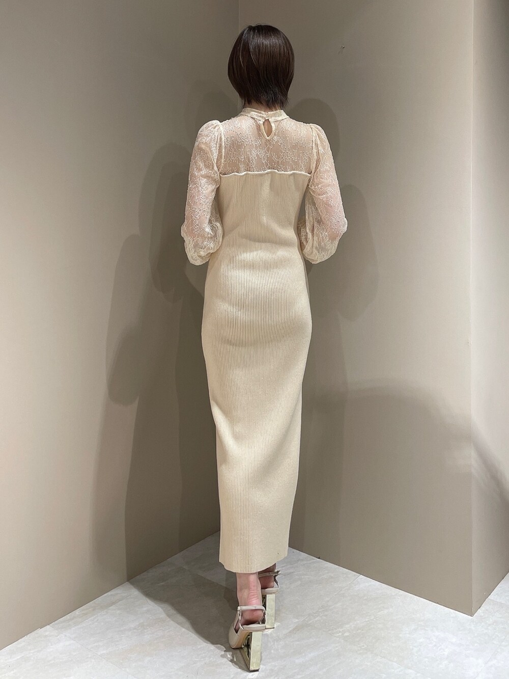 ホワイト系のチェスターコート、ホワイト系のブーツ、ホワイト系のワンピースを着用したレディースの夏コーディネートの7枚目の写真