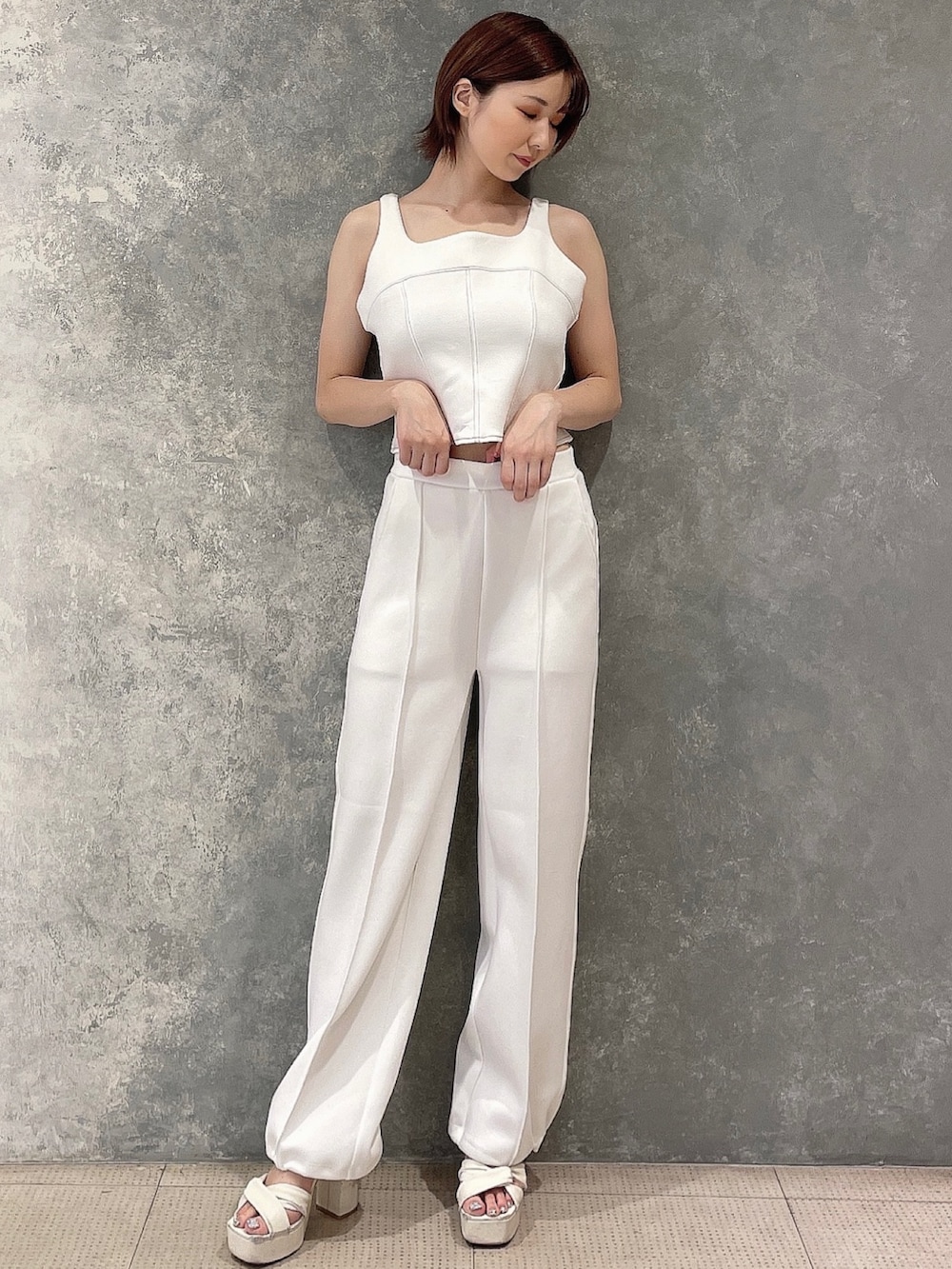 ホワイト系のスウェット、ホワイト系のスウェットパンツを着用したレディースの夏コーディネートの2枚目の写真